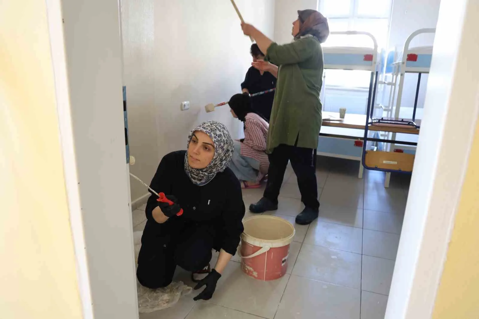 Fedakar öğretmenler tatilde okulu yeni döneme hazırlıyor