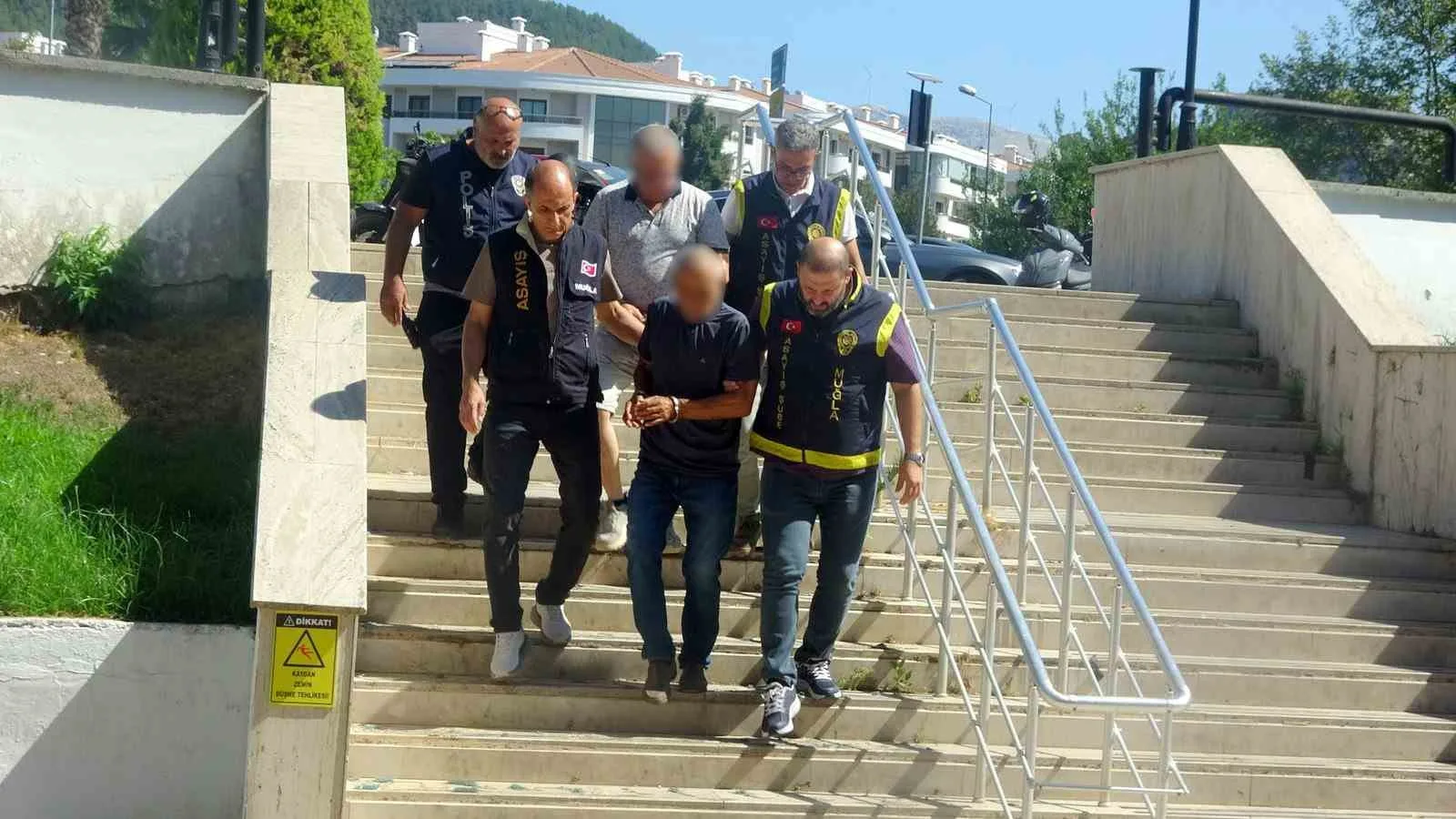 FETÖ’den ihraç edilen eski emniyet müdürü parke taşı hırsızlığı yaptı
