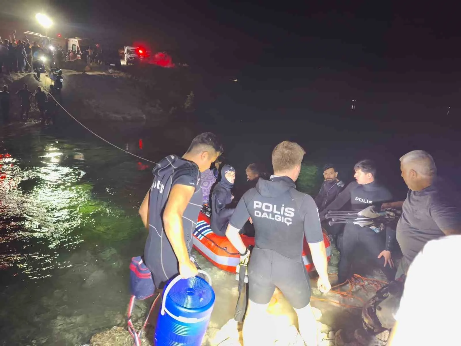 Fırat Nehri’nde su seviyesinin yükselmesi ile mahsur kalan 26 kişi kurtarıldı