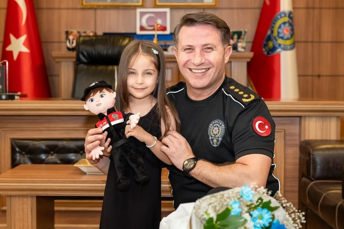 Gazi kızına yunus polis bebeği hediye edildi