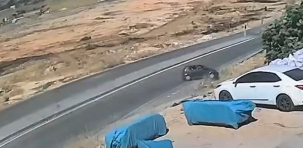 Gaziantep’te kontrolden çıkan araç menfezde ters döndü: Kaza kamerada