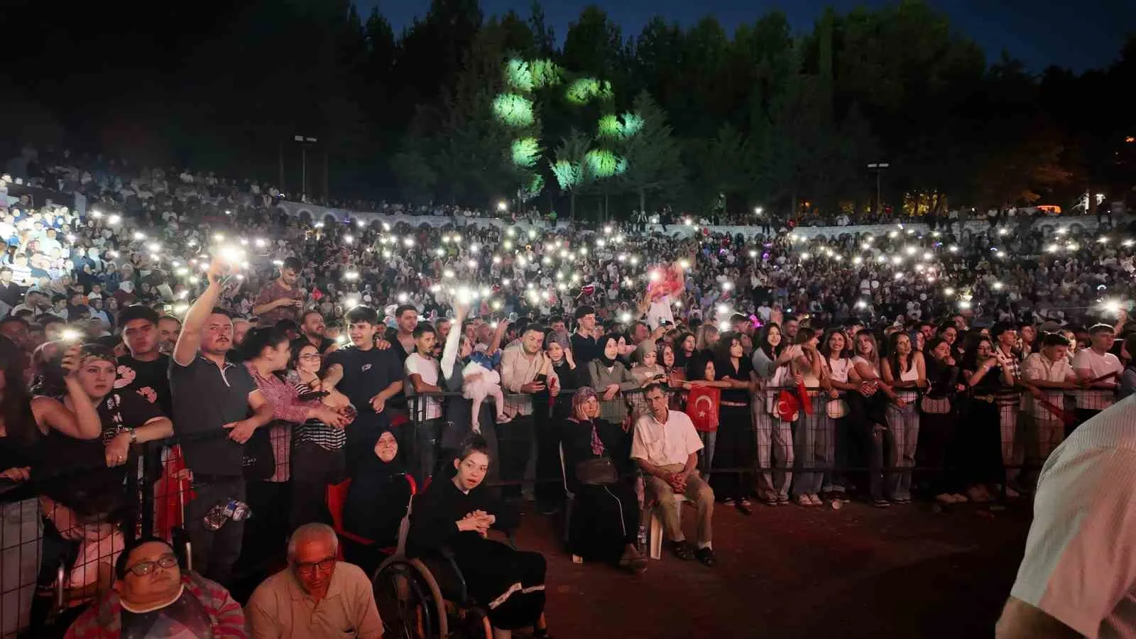 Gediz Tarhana Festivalinde Cengiz Kurtoğlu coşkusu