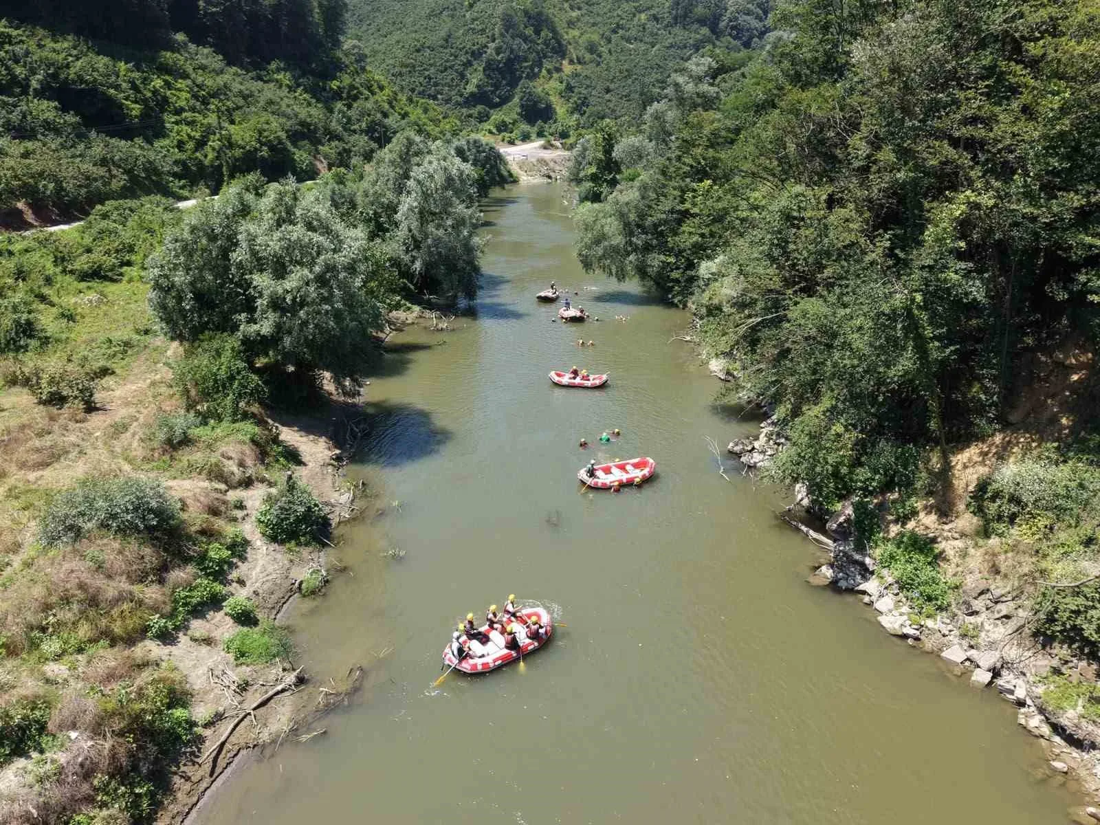 Gençler 12 kilometre kürek çekti