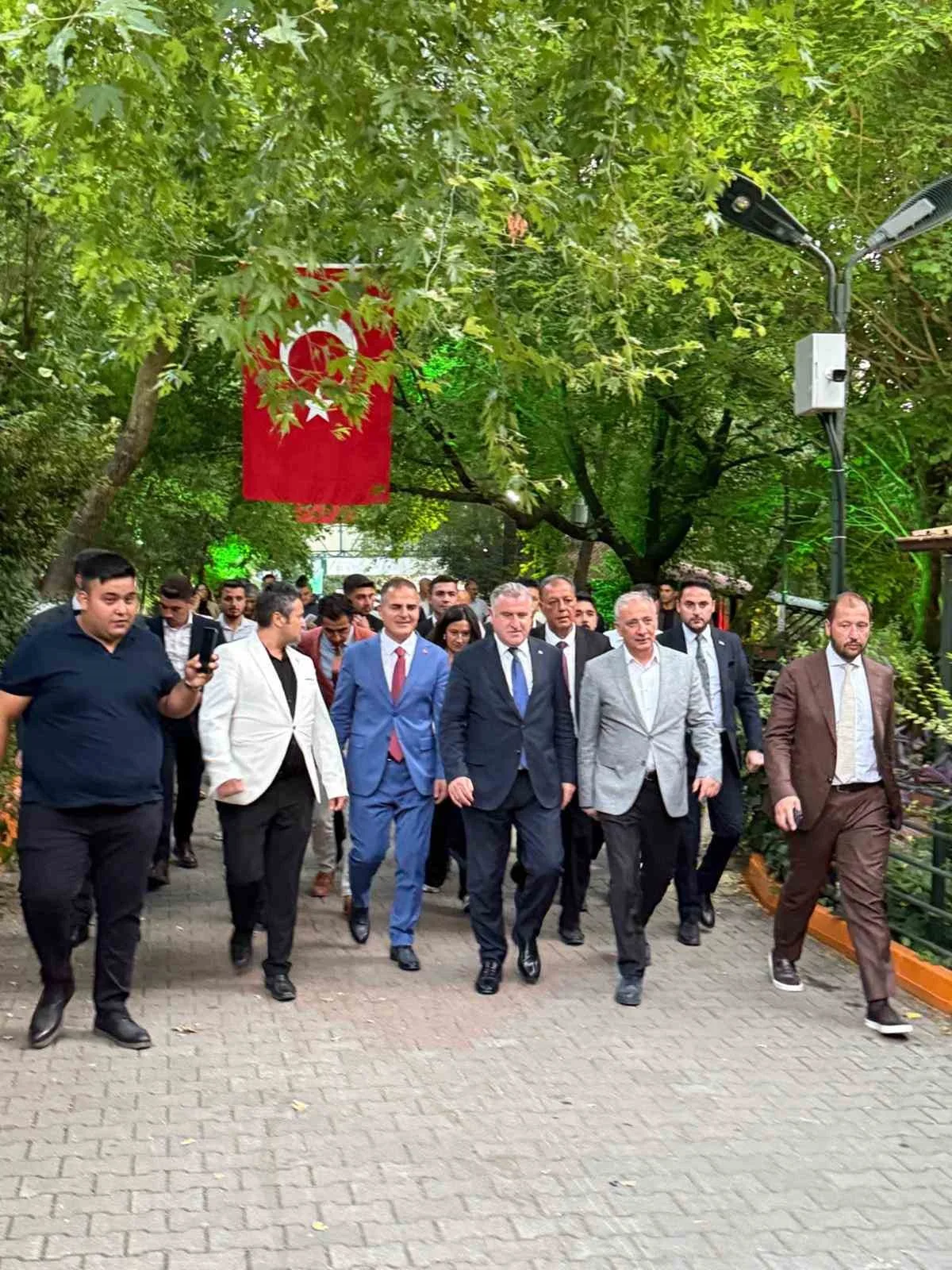Gençlik ve Spor Bakanı Bak’tan Pınar Mahallesi’ne ziyaret