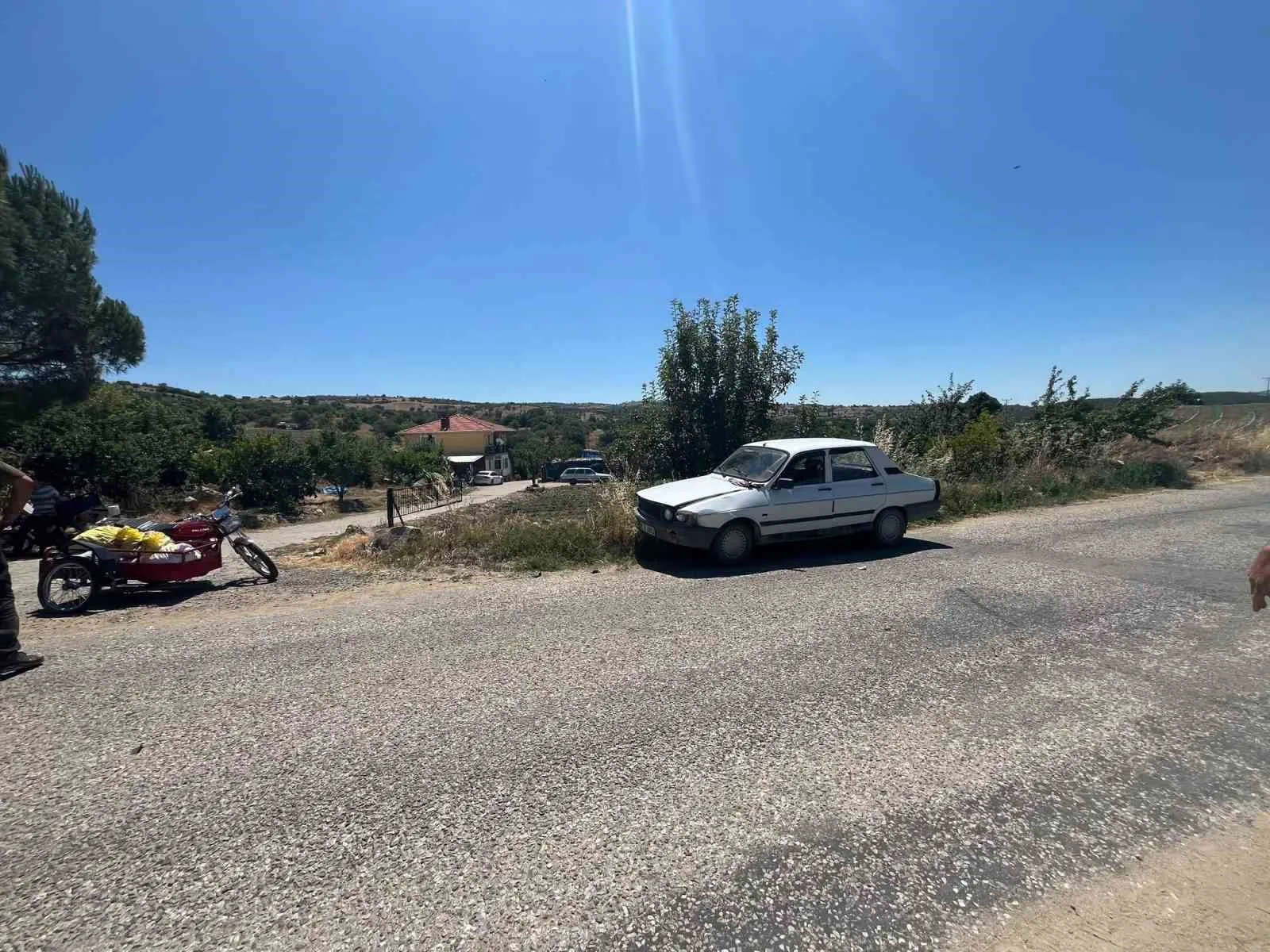 Gördes’te motosiklet otomobile çarptı: 2 yaralı