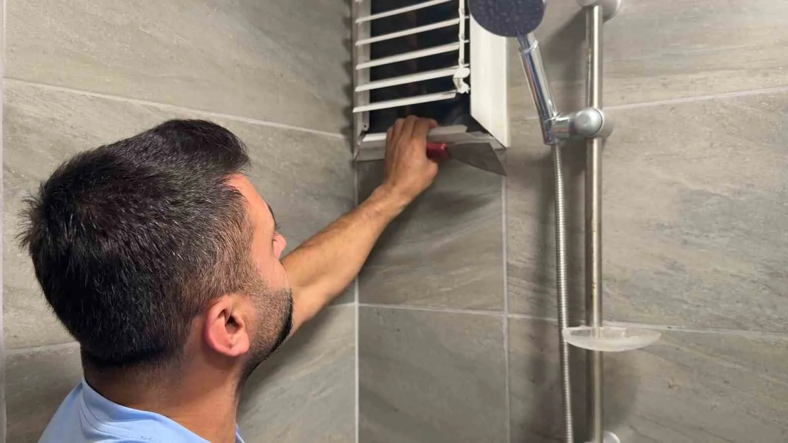 Günlerdir mahsur kalan güvercini kurtarmak için pencereyi söktü