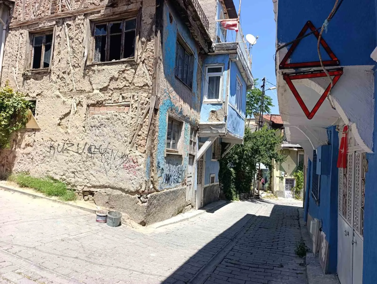 Günün fotoğrafı Afyonkarahisar’dan: Araçların çarptığı eve reflektörlü önlem