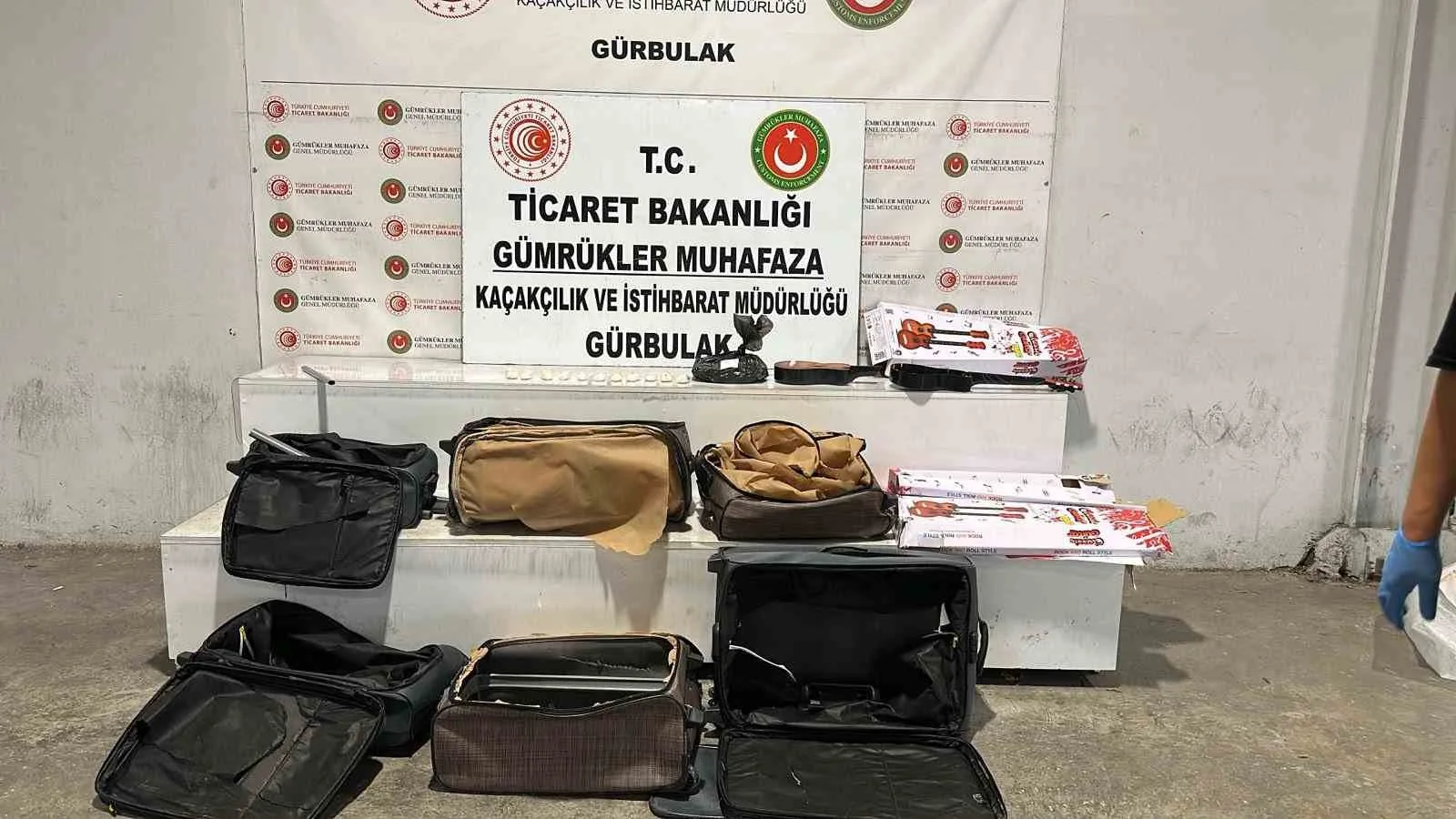 Gürbulak’ta oyuncak gitarın içinden uyuşturucu çıktı, tırda morfin ele geçirildi