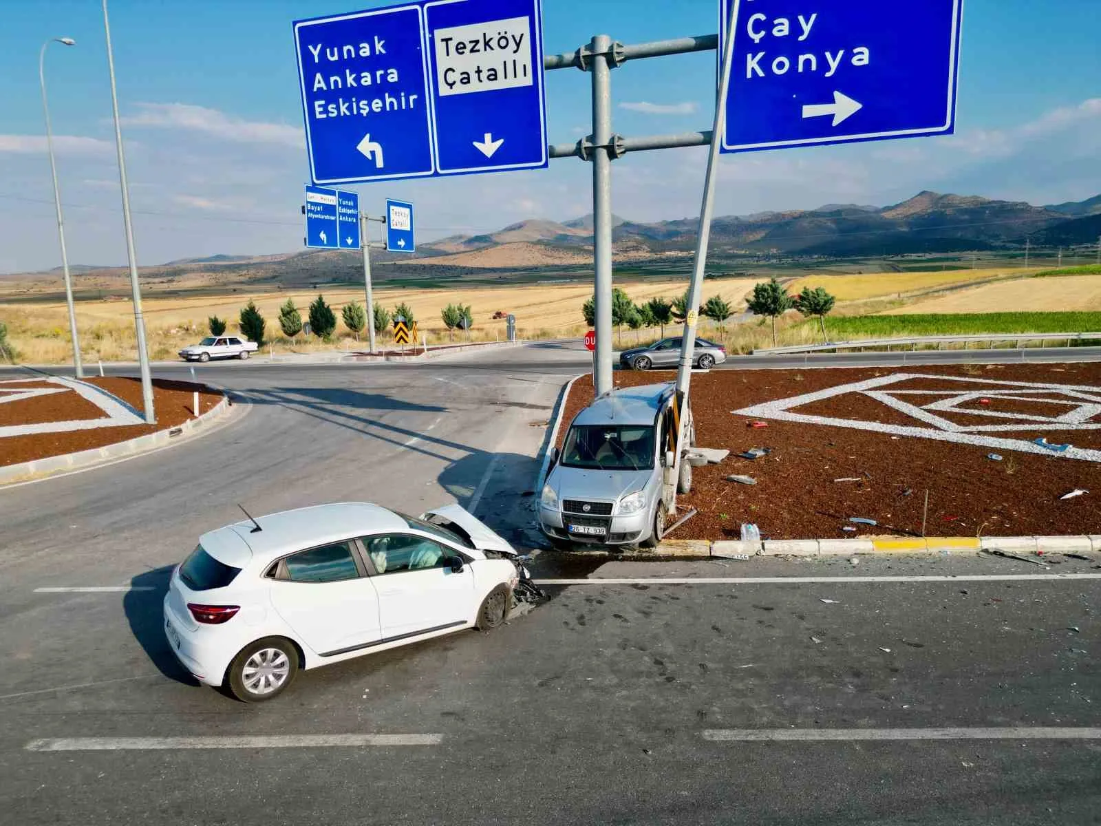 Hafif ticari araç otomobille çarpıştı: 7 yaralı