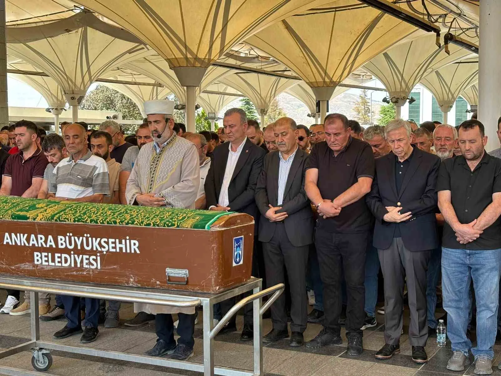 Hafriyat kamyonu kazasında vefat eden işçi son yolculuğuna uğurlandı
