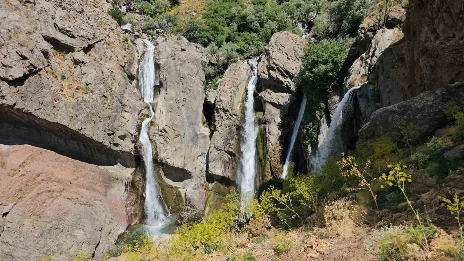 Hakkari’de Marînüs Şelalesi büyülüyor