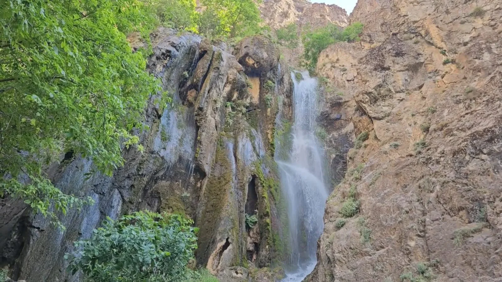 Hakkari’deki Ava Ore Şelalesi mest ediyor