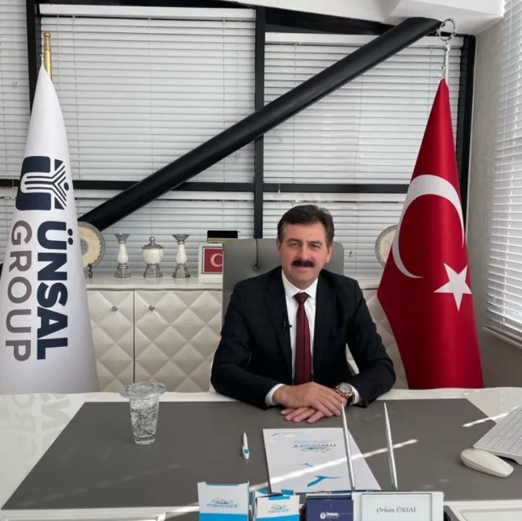 Hava taksiyle köyüne uçtu, tarlaya indi