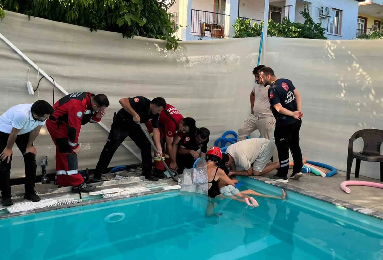 Havuzda kolu sıkışan 4 yaşındaki çocuk kurtarıldı