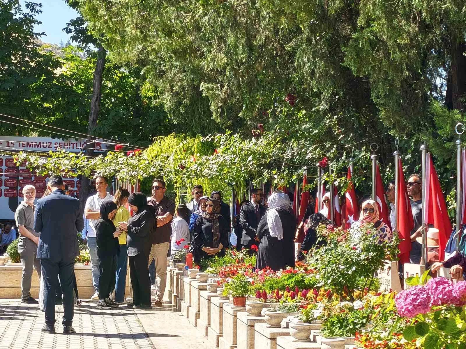 İçişleri Bakanı Çiftçi 15 Temmuz Şehitliği’ndeki anma programına katıldı