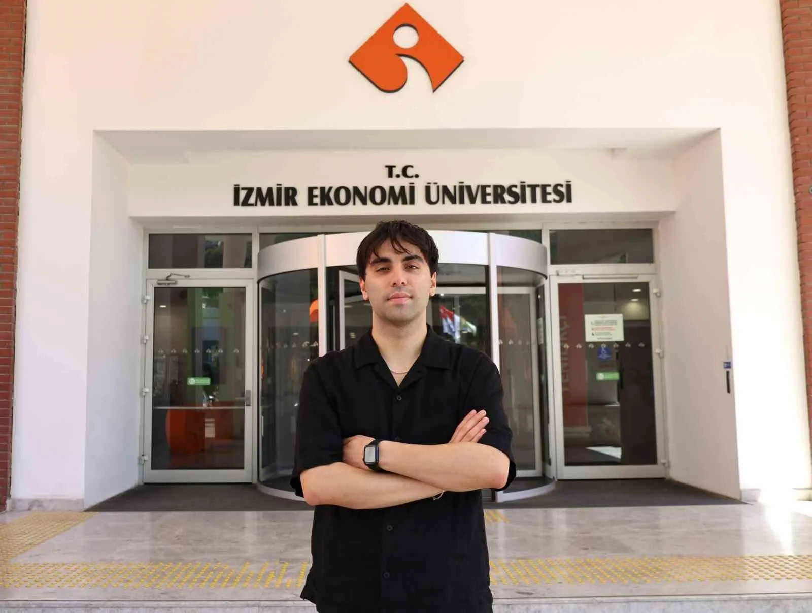 İEÜ’lü Kerem’e Avrupa’dan kabul
