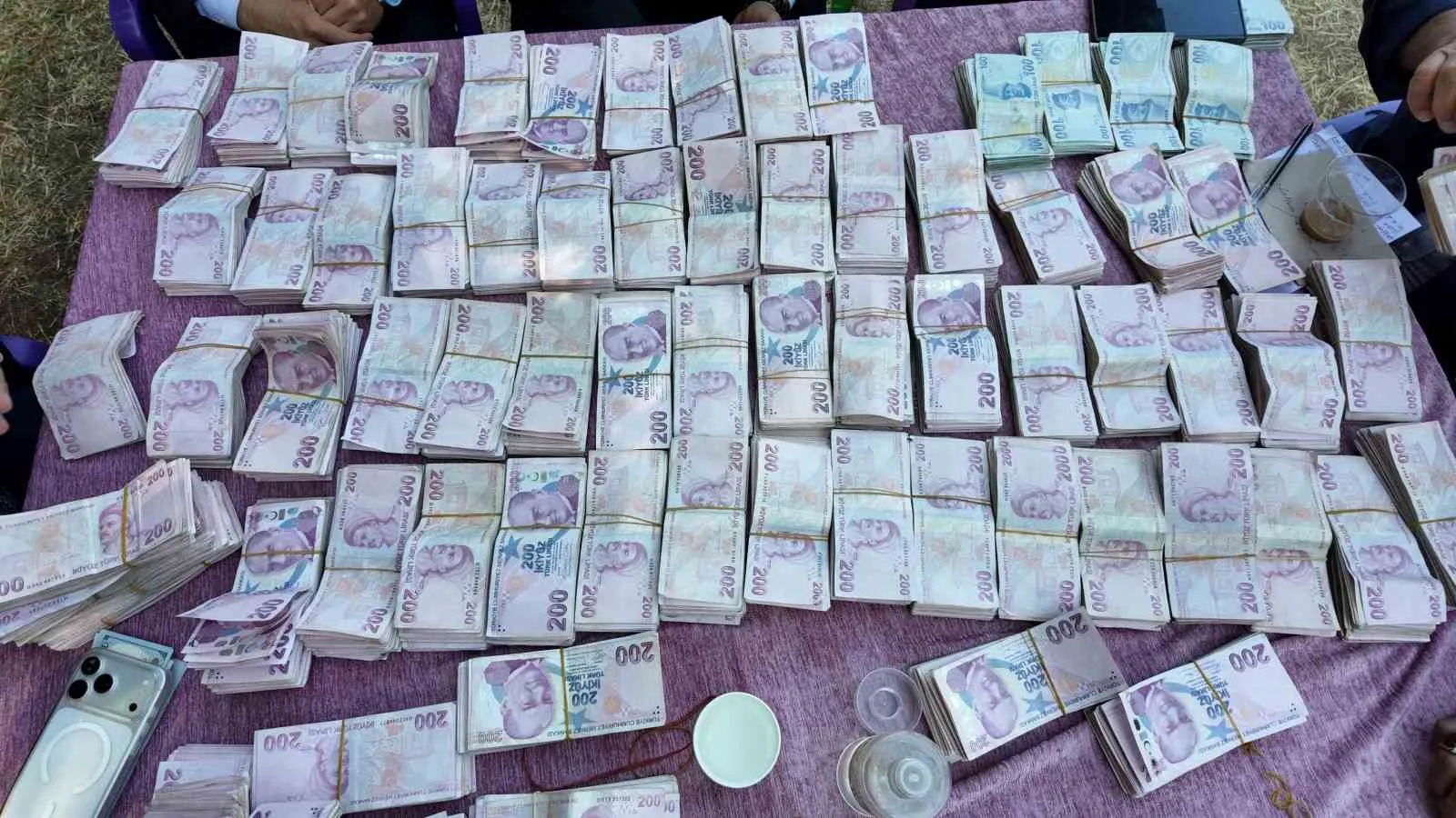İki gece iki gün süren düğünde 35 koyun kesildi, 6 milyon lira takı takıldı
