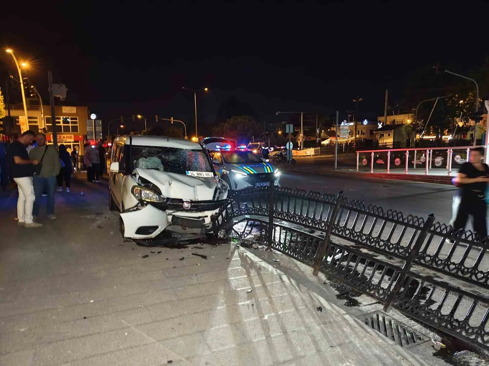 İki motosiklete çarpan sürücü ortalığı savaş alanına çevirdi: 1 ölü, 3 yaralı
