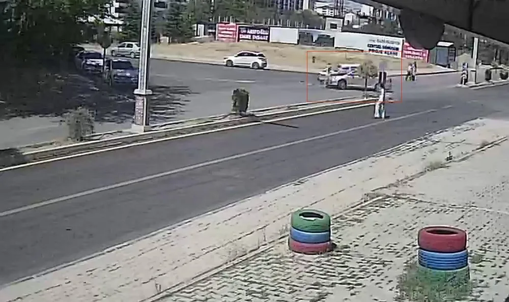 İki otomobil çarpıştı, yoldan geçen şahıs son anda kurtuldu