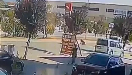 İnegöl’de motosiklet hafif ticari araca arkadan çarptı: O anlar kamerada