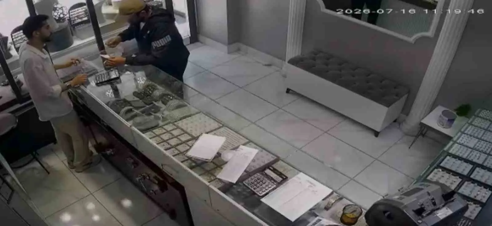 İnternetten araştırma yapıp silahla kuyumcuyu soyan zanlının görüntüleri ortaya çıktı