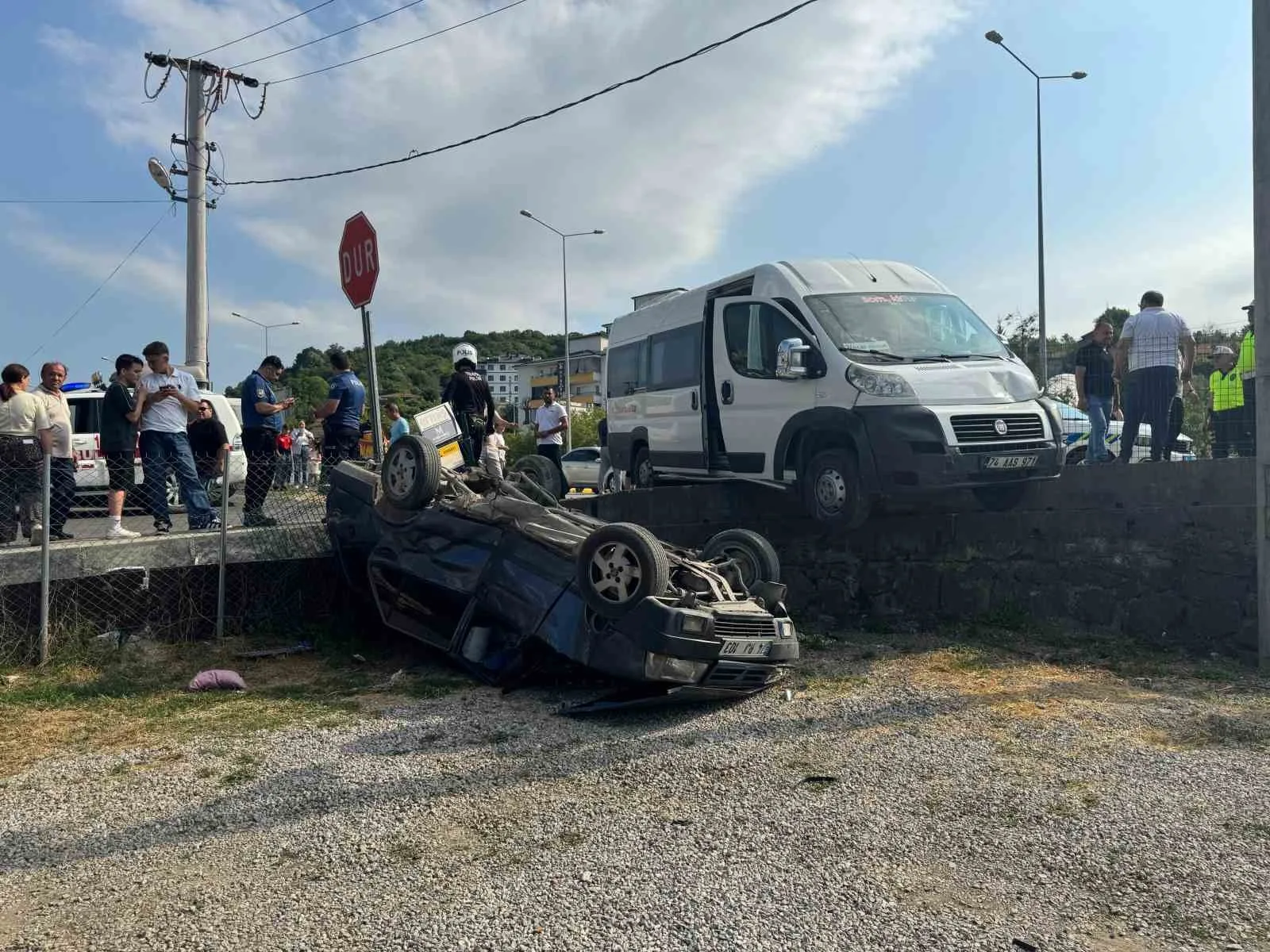 İşçi servisiyle çarpışan otomobil bahçeye uçtu: 3 yaralı