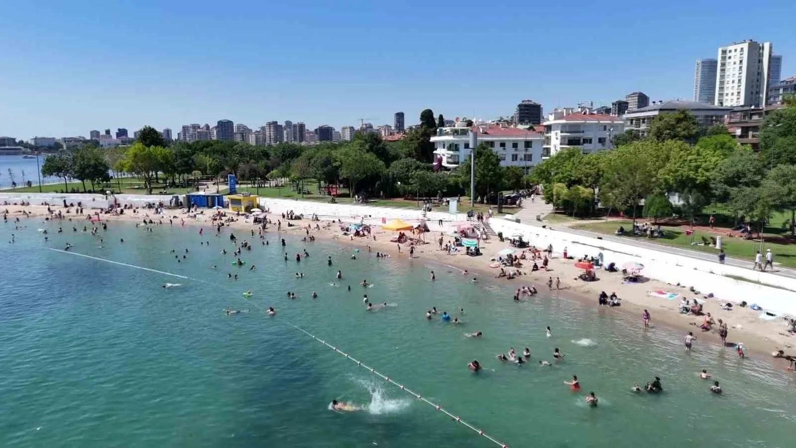 İstanbul’da sıcak hava sahillere akın ettirdi: Caddebostan’da deniz keyfi dronla görüntülendi