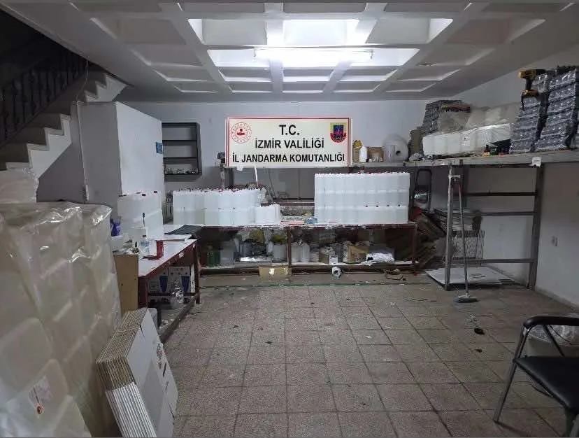 İzmir’de 2.5 milyon TL’lik kaçak alkol ve tütün operasyonu: 14 şüpheliye işlem