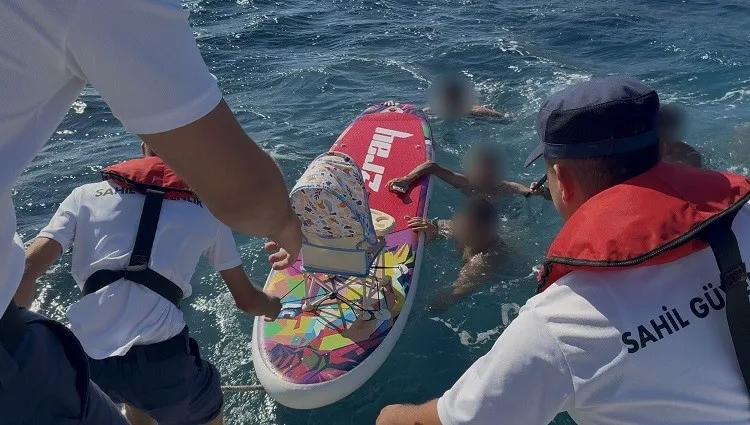İzmir’de kürek sörfü yaparken denizde sürüklenen 5 kişi kurtarıldı
