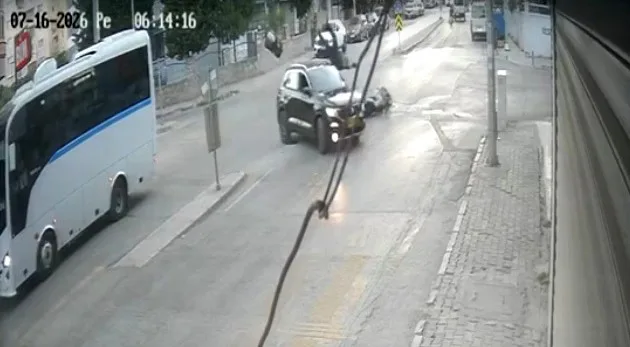 İzmir’de otomobilin motosiklete çarpıp kaçtığı kaza kameraya yansıdı