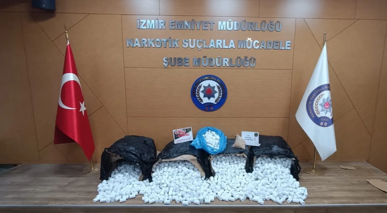 İzmir’de zehir tacirlerine baskın: 3 tutuklama