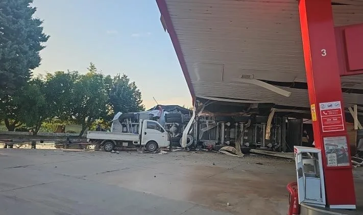 İznik’te kömür yüklü tır akaryakıt istasyonuna daldı: 1 ölü