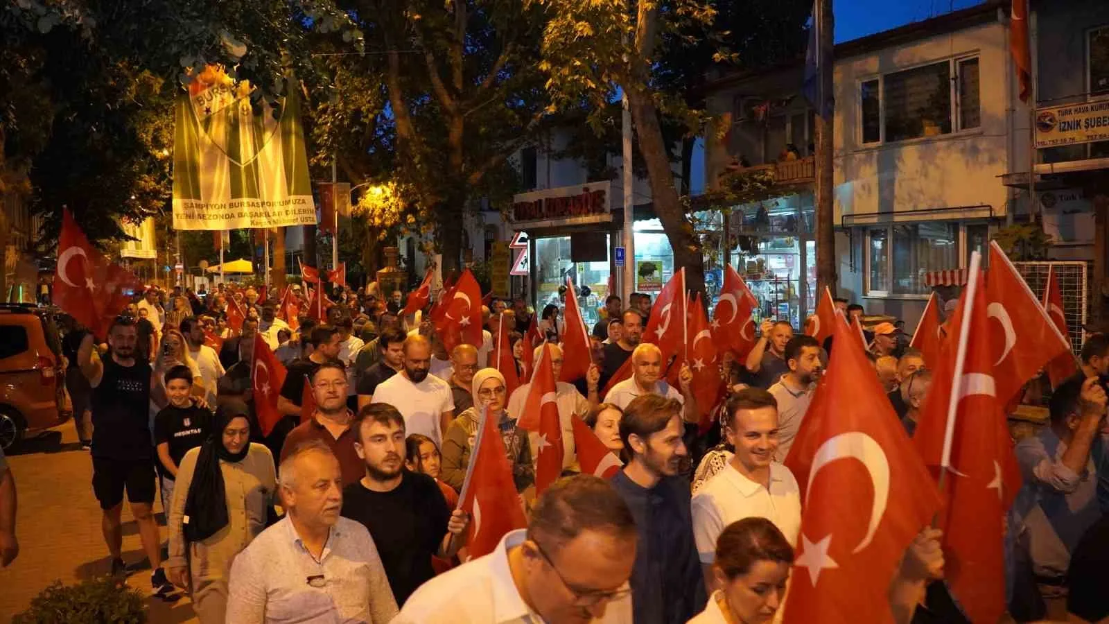 İznikliler meydana akın etti