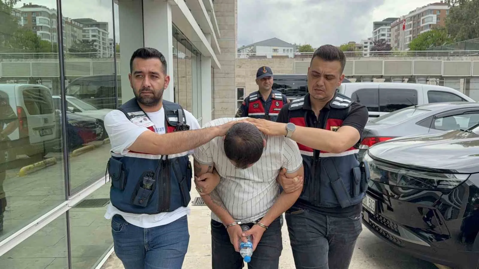 Jandarma, bagajdaki boya kutularında 2 bin 653 uyuşturucu hap ele geçirdi