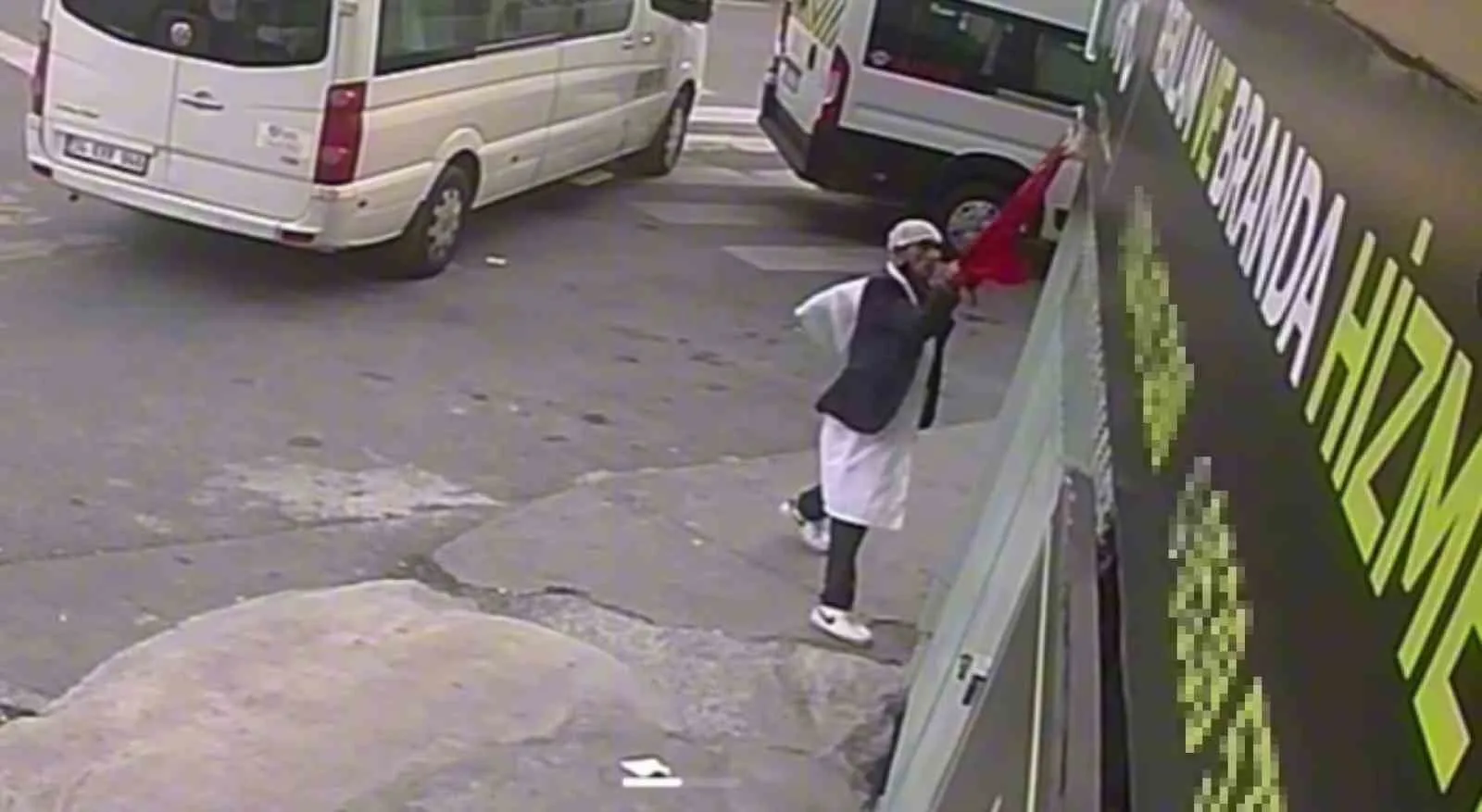 Kağıthane’de Türk bayrağını yere attı: 11 suç kaydı bulunan şüpheli yakalandı