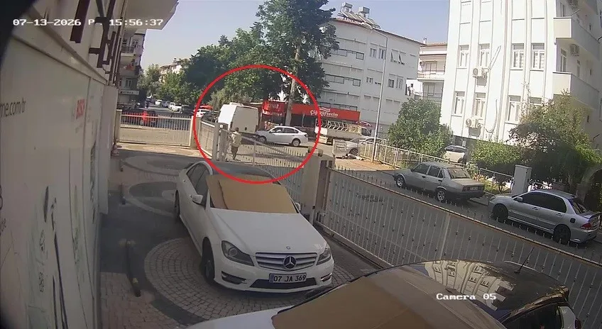 Kamyonet ile otomobil kavşakta çarpıştı, vatandaşlar ’sürekli kaza oluyor’ diyerek önlem alınmasını istedi