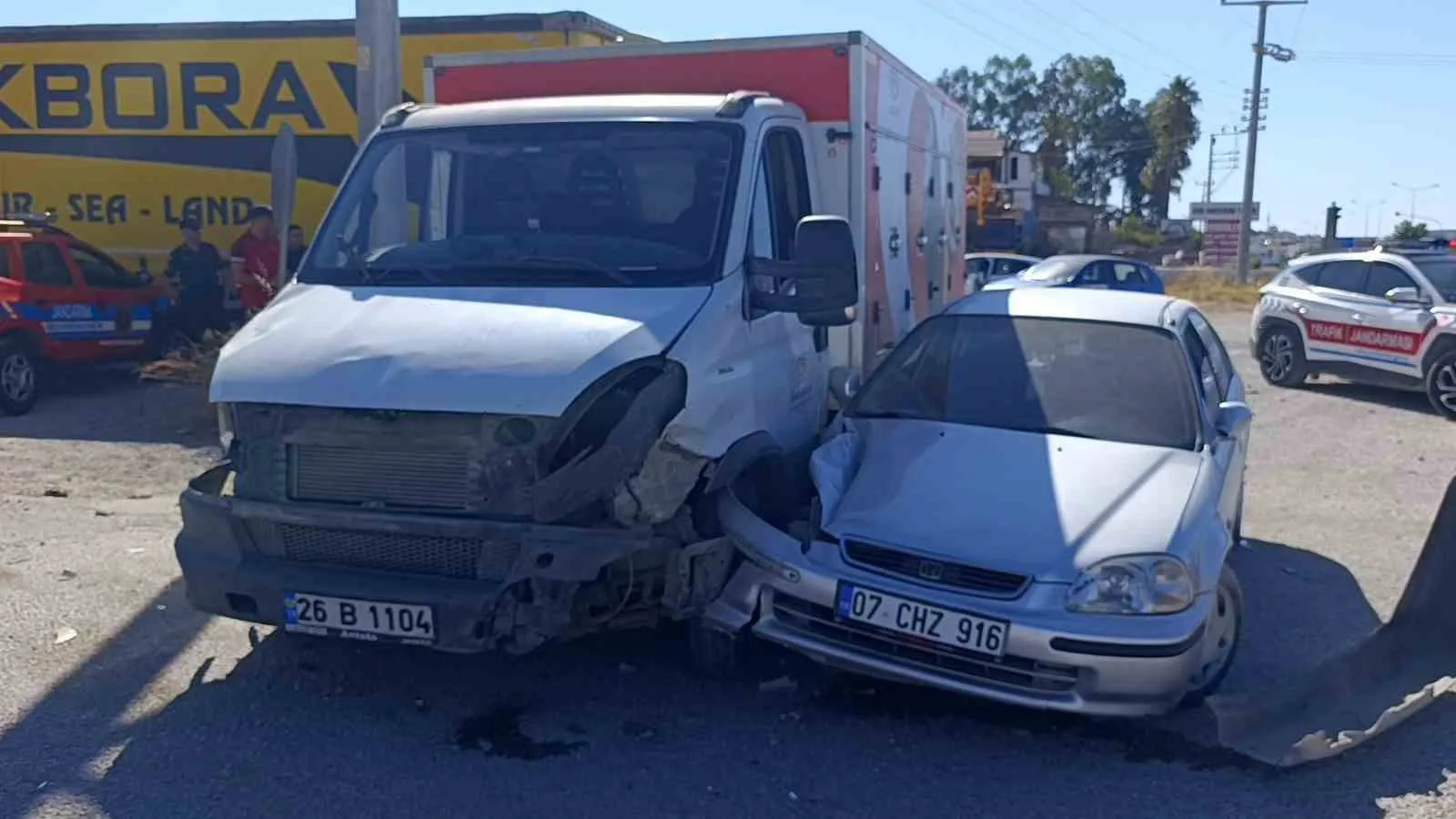 Kamyonet ile otomobilin çarpışma anı kamerada: 2 yaralı
