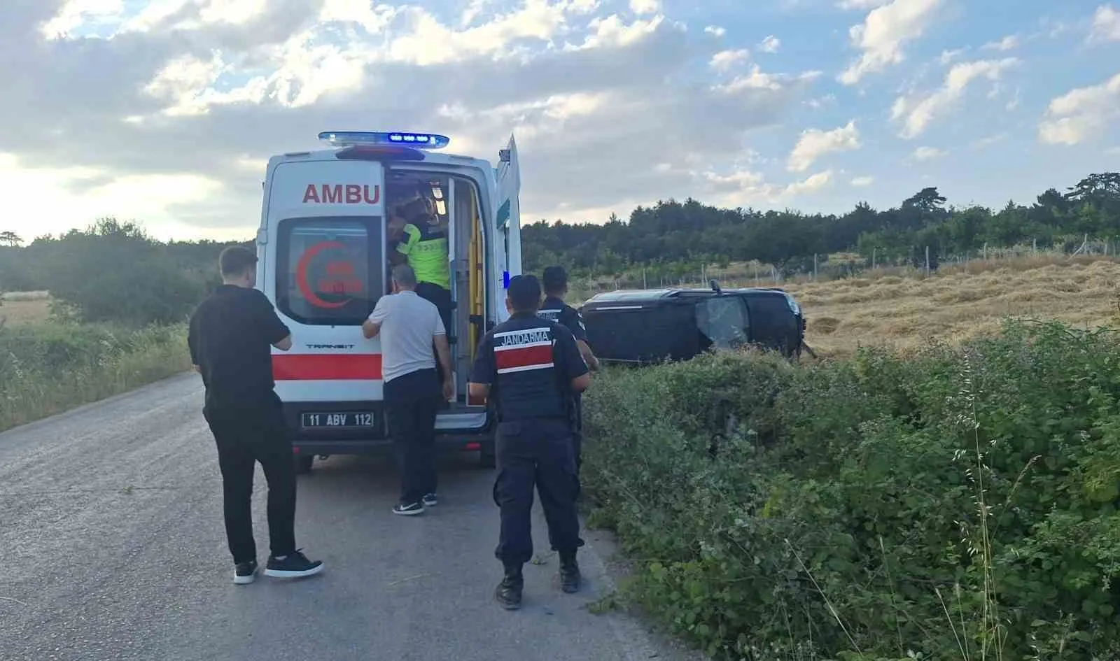 Kamyonet tarlaya devrildi: 1 yaralı