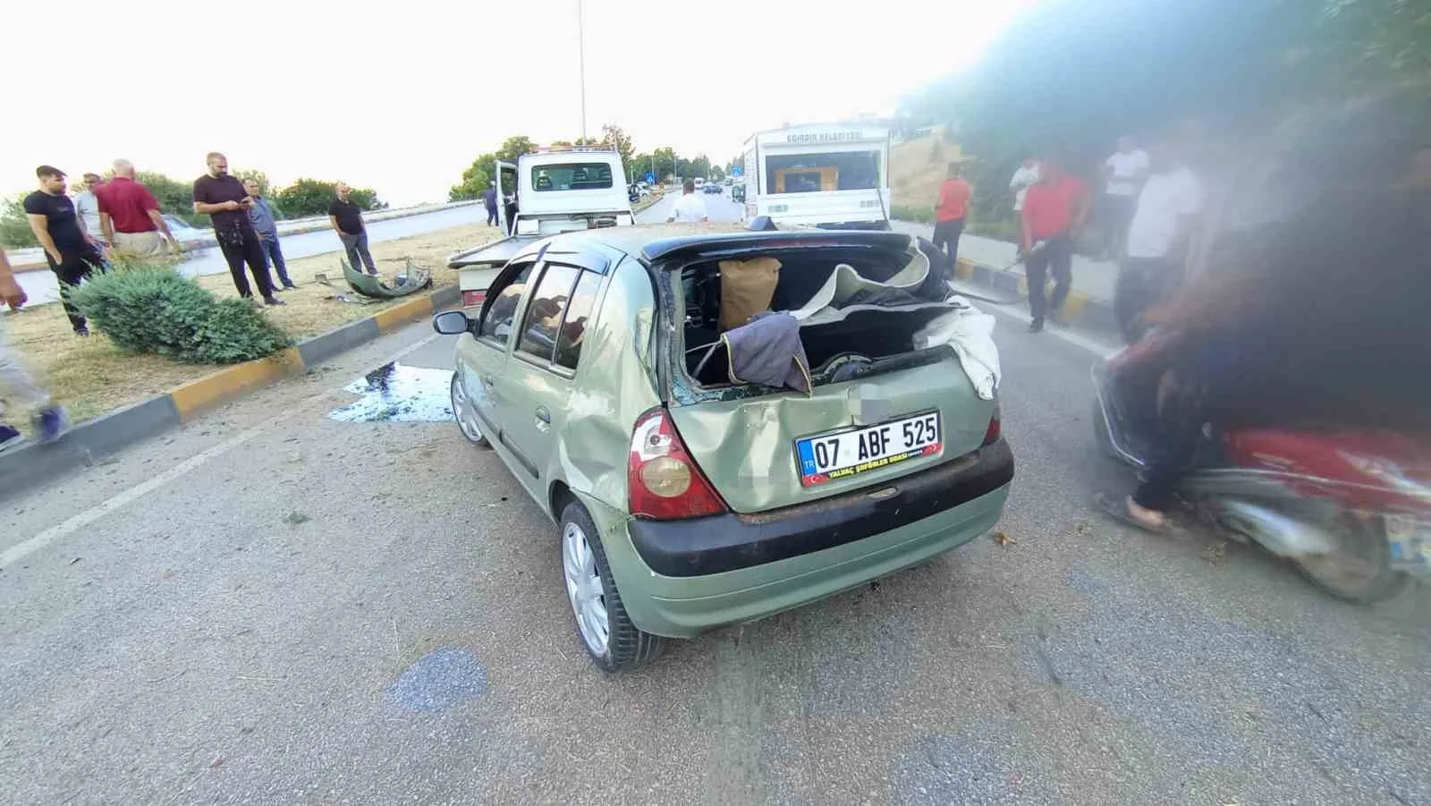 Kamyonete çarpan otomobil karşı şeride geçti: 2 yaralı