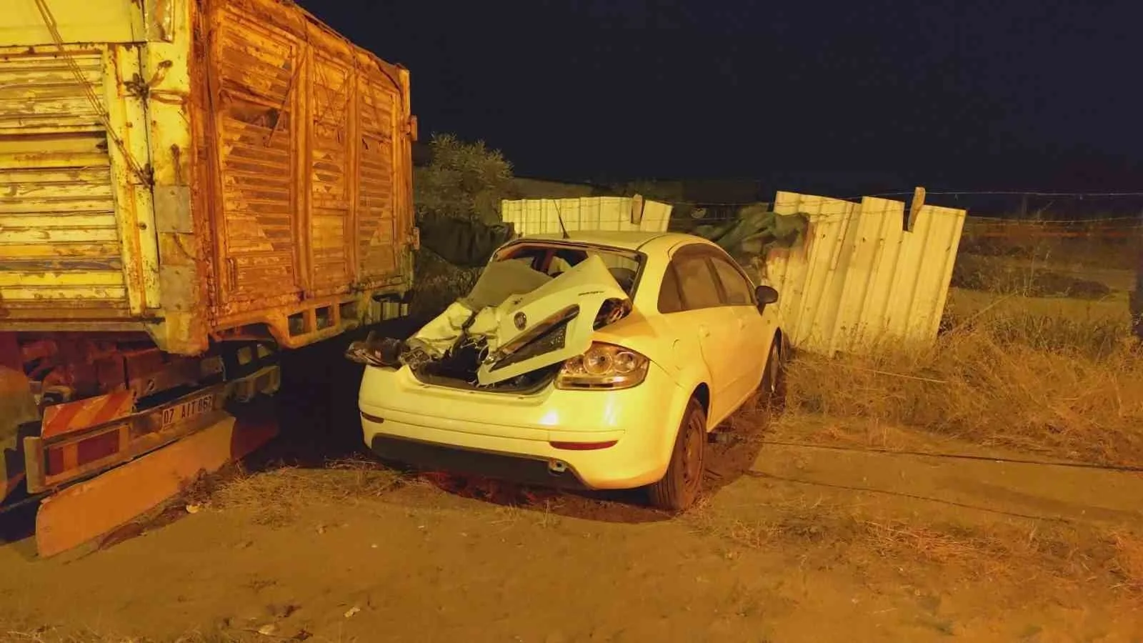 Kamyonla çarpışan otomobilin sürücüsü yaralandı