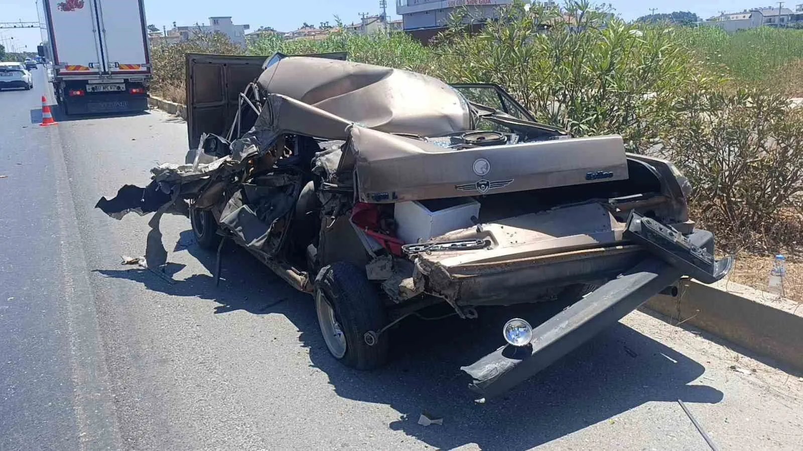 Kamyonun çarptığı Fiat Tofaş hurdaya döndü: Camdan dışarı atlayan sürücü hafif yaralı olarak kurtuldu