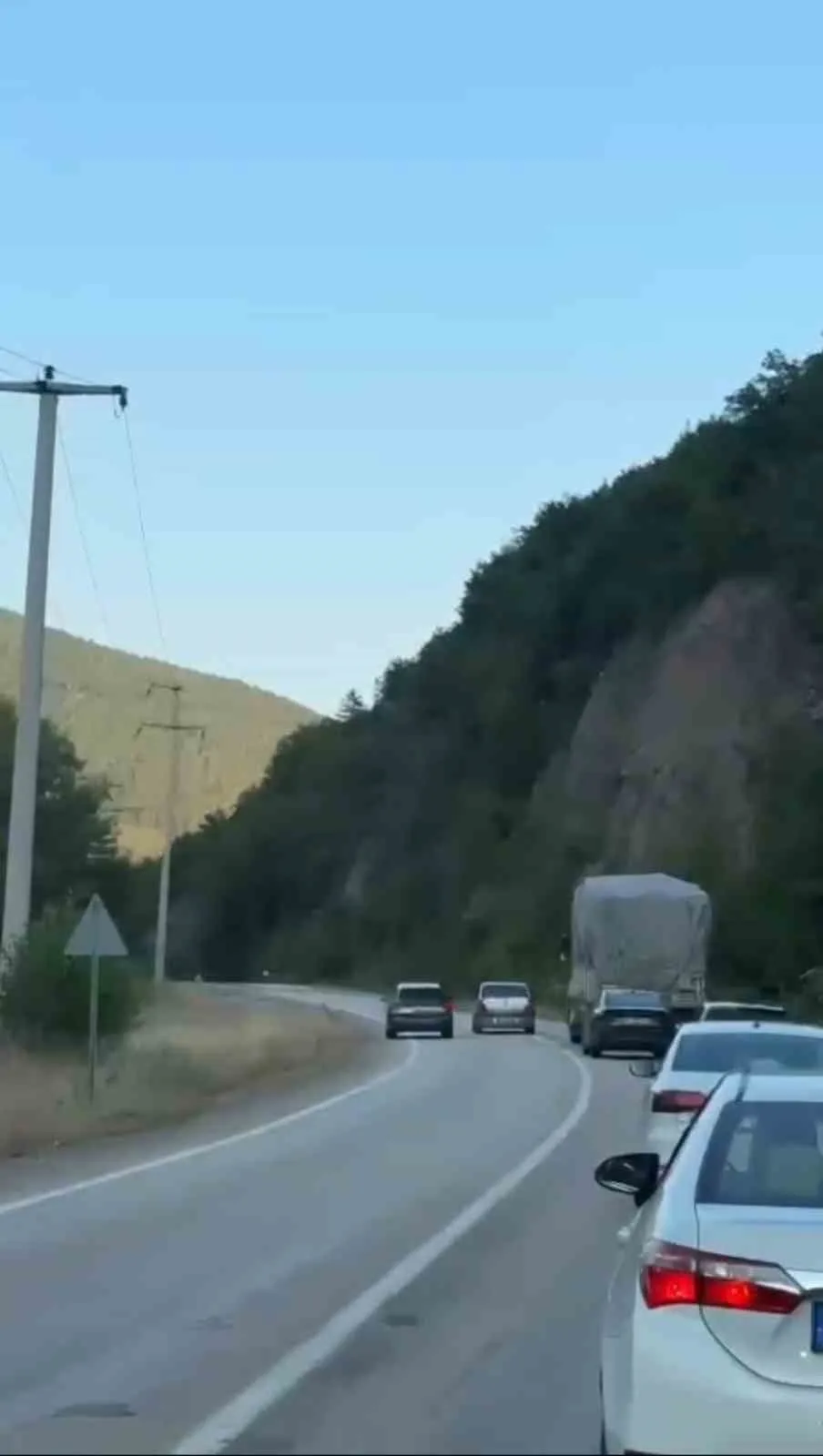 Karabük-Yenice kara yolunda tehlikeli sollamalar kamerada