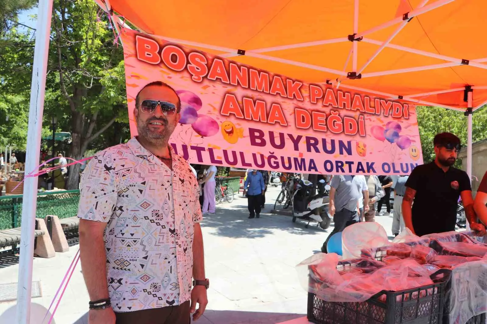 Karaman’da 11 yıllık evliliği sona eren gurbetçi, lokma dağıtarak boşanmasını kutladı