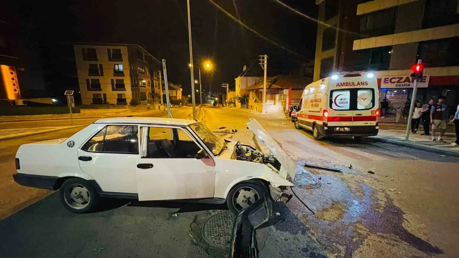 Karaman’da iki otomobilin çarpıştığı kaza ucuz atlatıldı