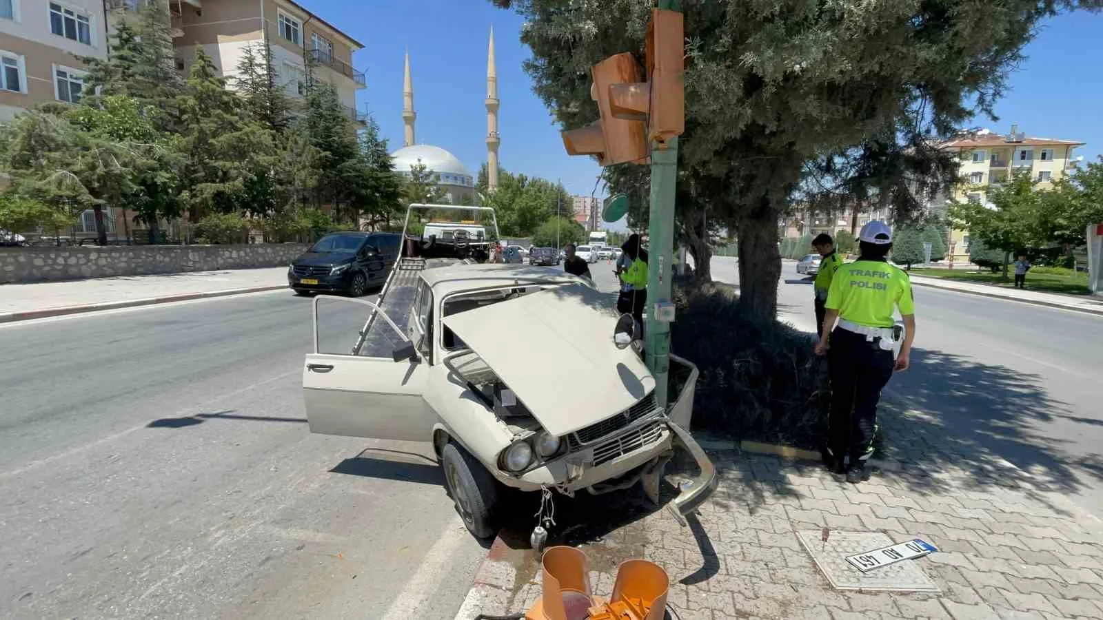Karaman’da otomobil trafik lambasına çarptı: 1 yaralı