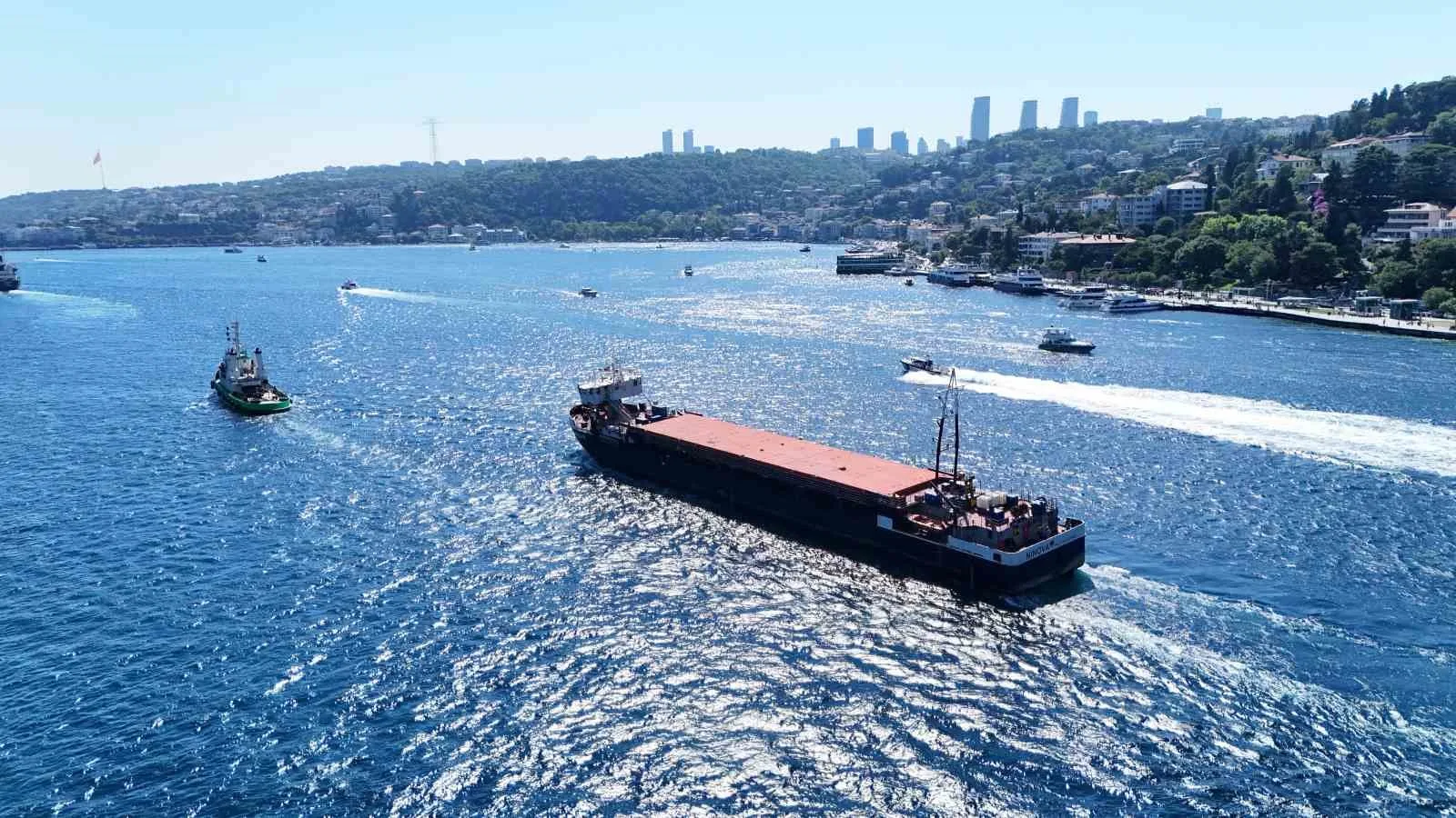 Karasu’da karaya oturan dev gemi İstanbul Boğazı’ndan geçti