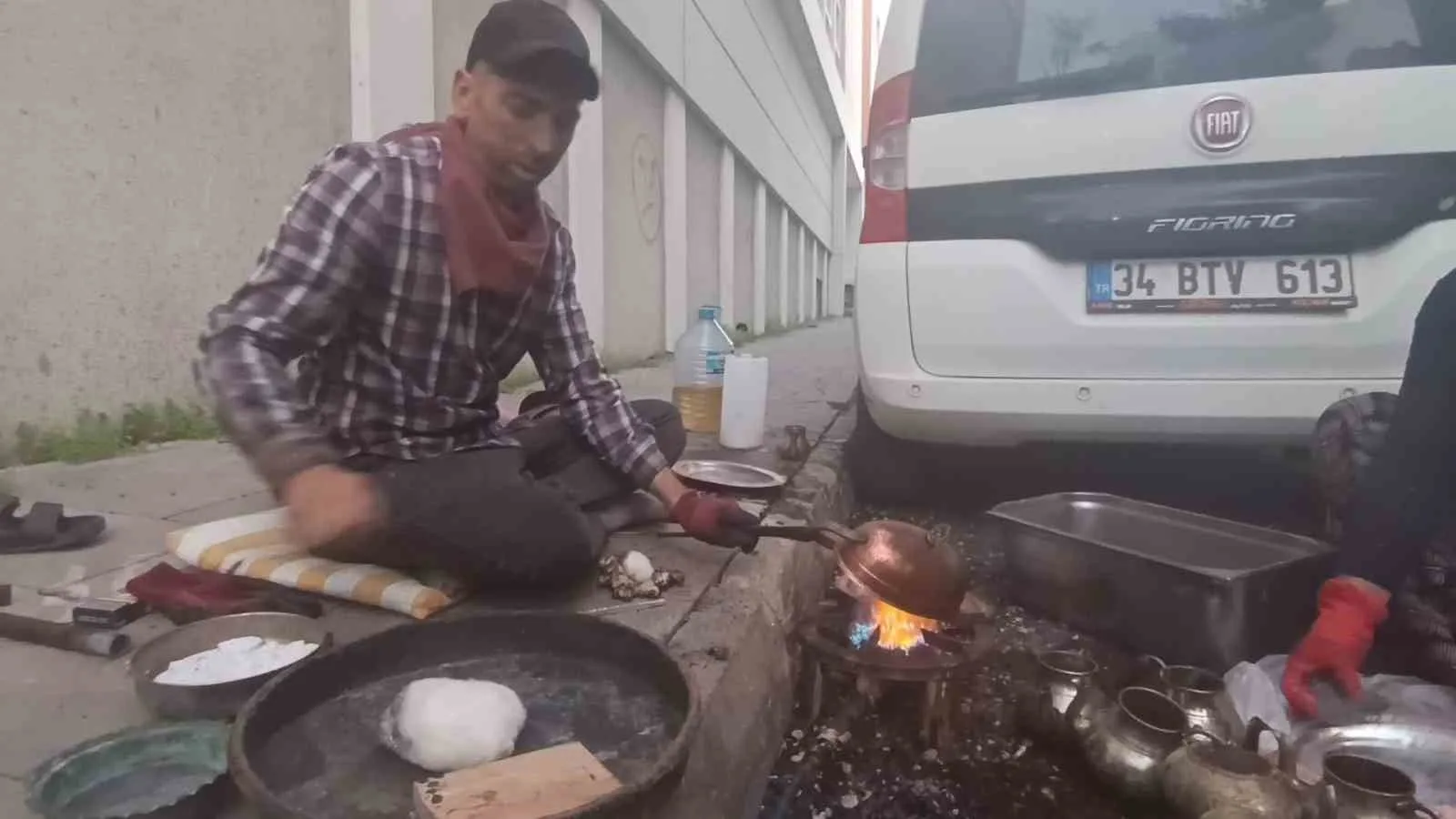 Kars sokaklarında alın teriyle geçim: Karı-koca kalaycılık yaparak ekmeklerini kazanıyor
