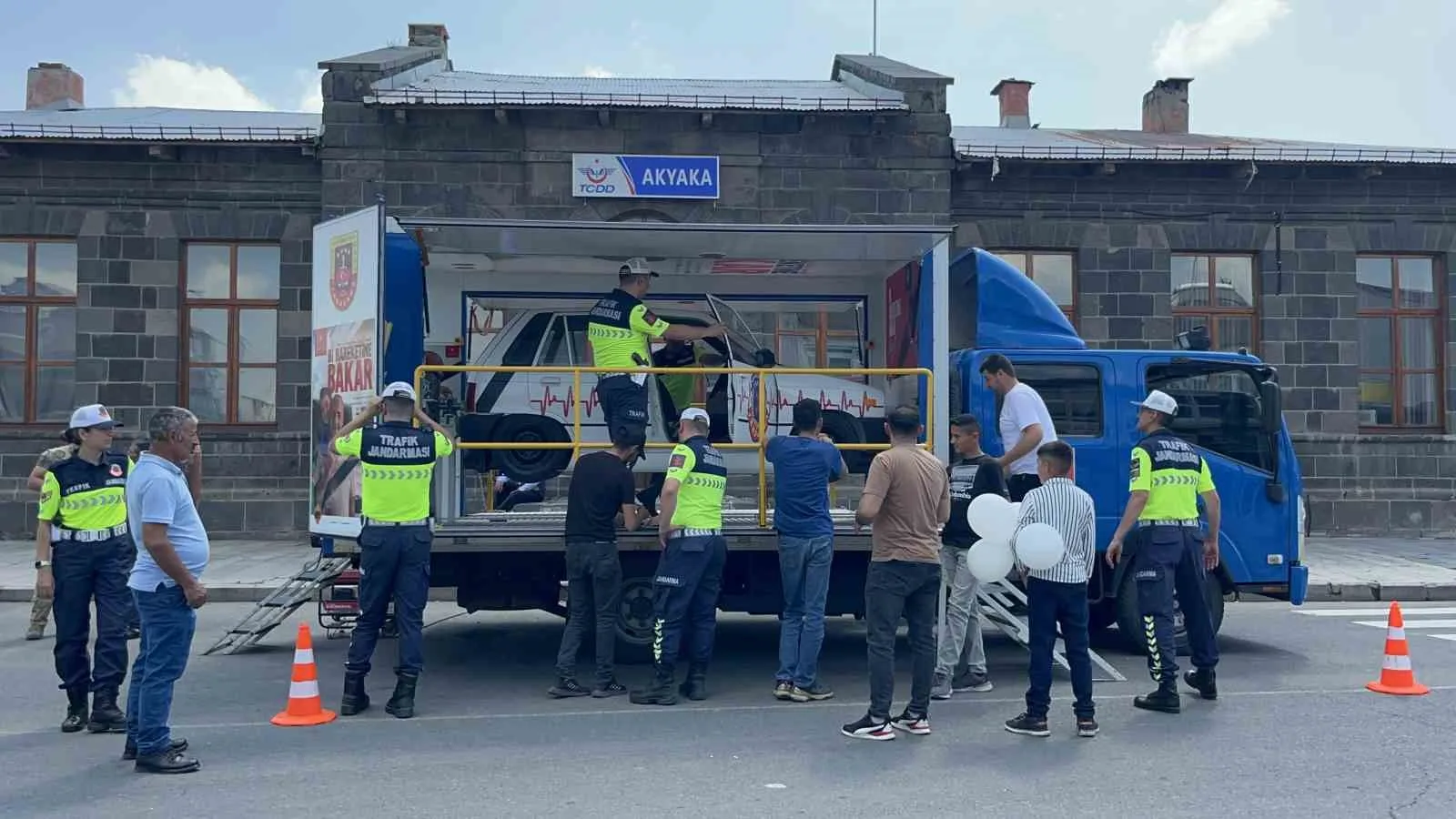 Kars’ta takla simülasyonu gerçeği aratmadı: Emniyet kemeri hayat kurtarır
