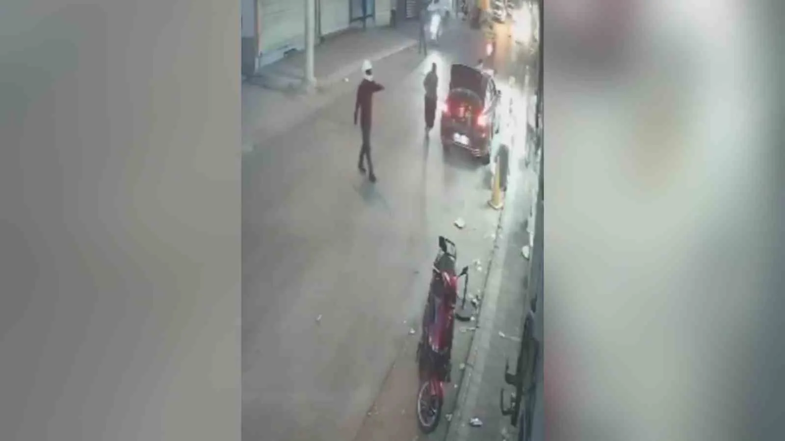 Kasklı saldırgan iş yerini kurşunladı: 1 yaralı