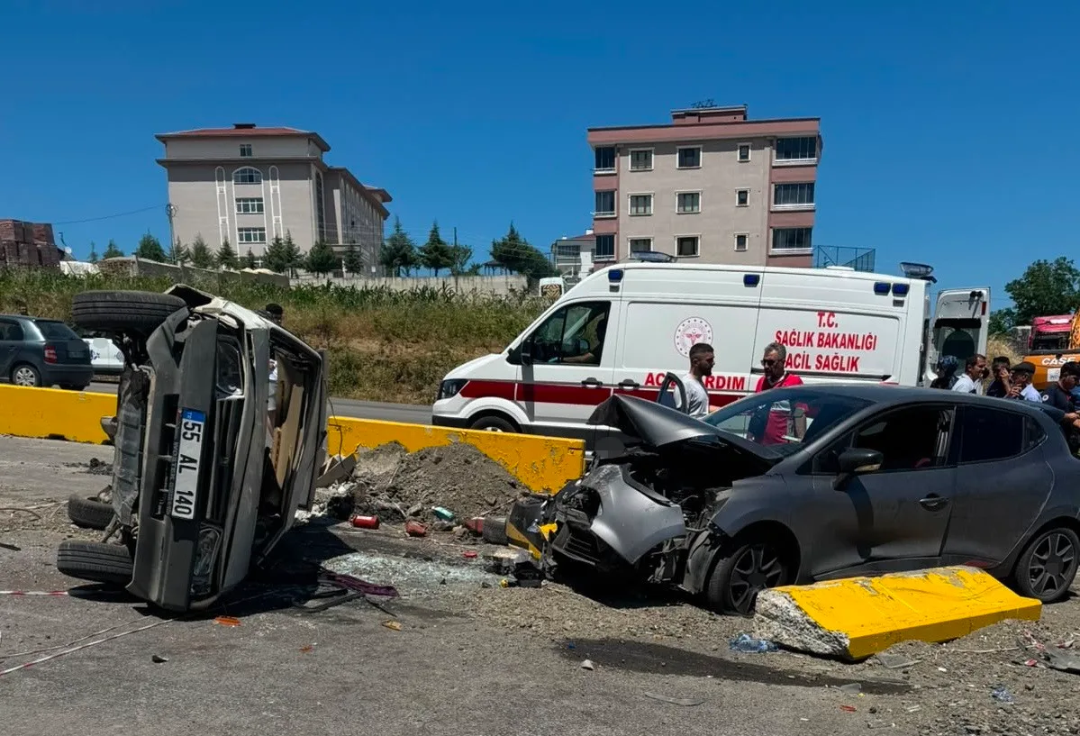 Kavşakta iki otomobil çarpıştı: 3 yaralı